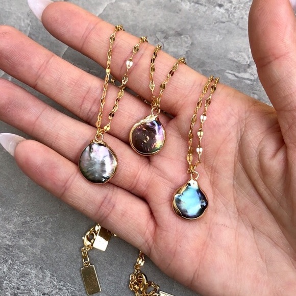 Dainty 🌟freshwater🌟 peacock pearl gold necklace✨ - Picture 2 of 8